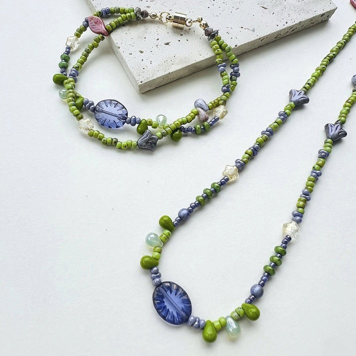 Collar de cuentas checas hecho a mano con inspiración forestal en tonos marrón y verde