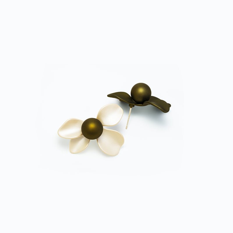 Mint Wavy Asymmetric Gardenia Earrings - Jewelry de Corner