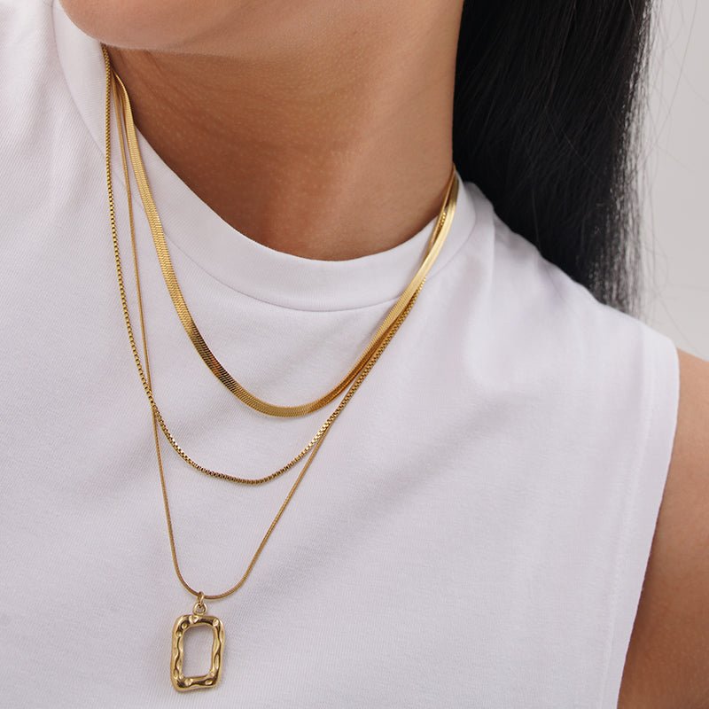 Stone Gate Hoops Earrings - 18K Gold Plated - Jewelry de Corner