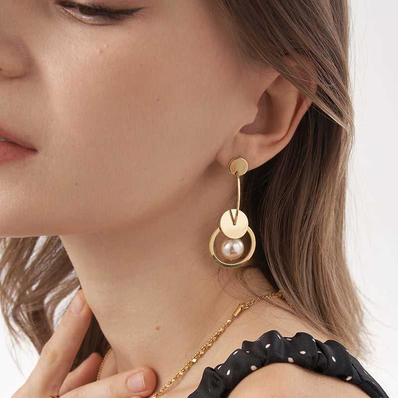 Draping Ear Pearl-white - Jewelry de Corner