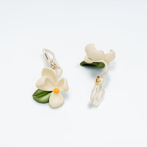 Pendientes de botón con flores de gardenia verde