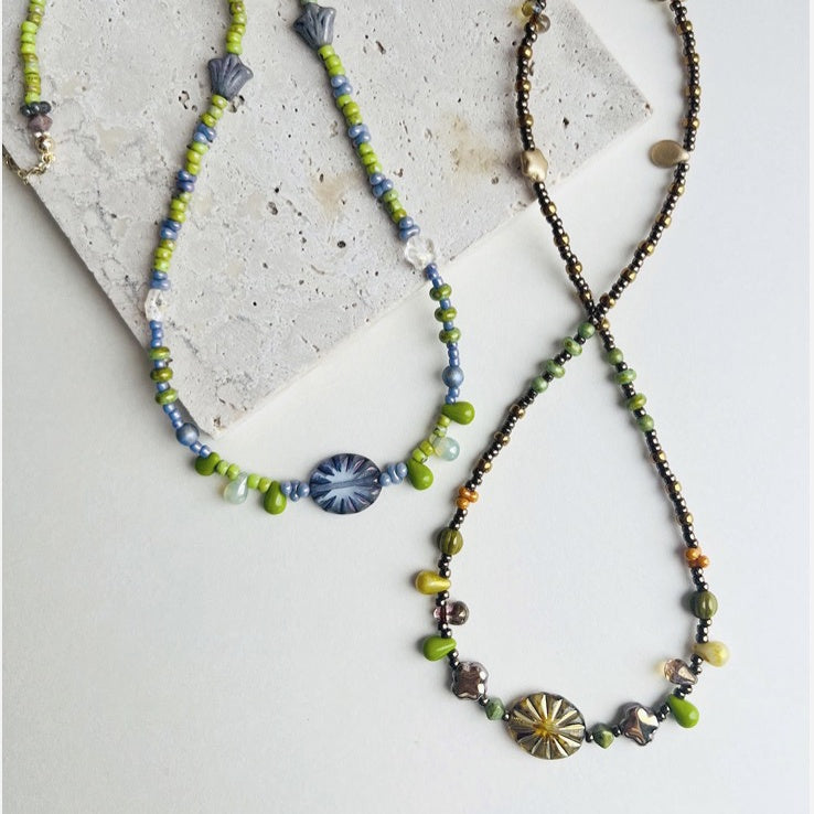 Collar de cuentas checas hecho a mano con inspiración forestal en tonos marrón y verde