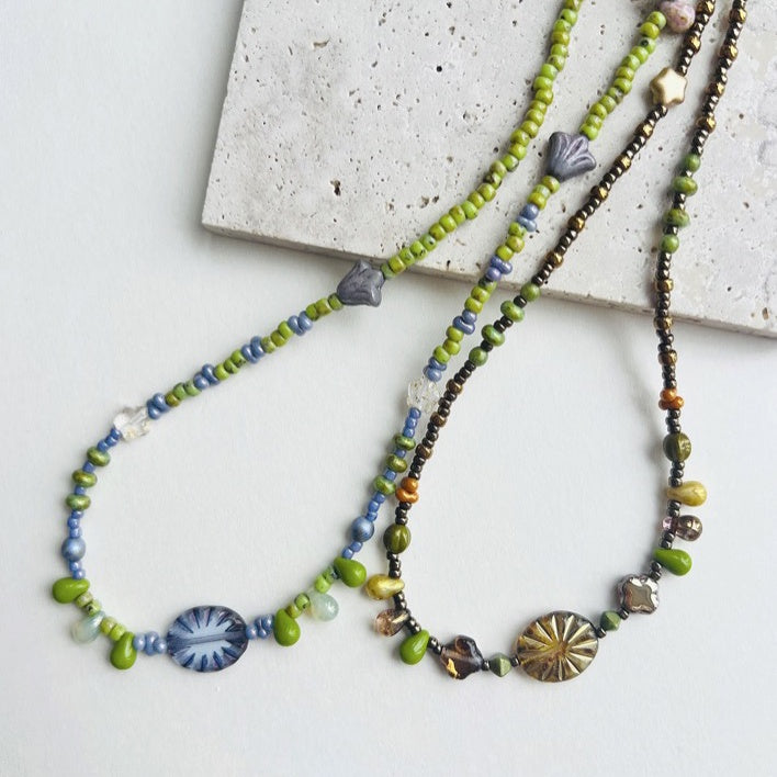 Collar de cuentas checas hecho a mano con inspiración forestal en tonos marrón y verde