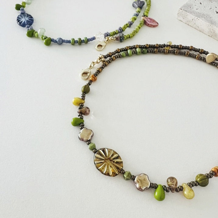 Collar de cuentas checas hecho a mano con inspiración forestal en tonos marrón y verde