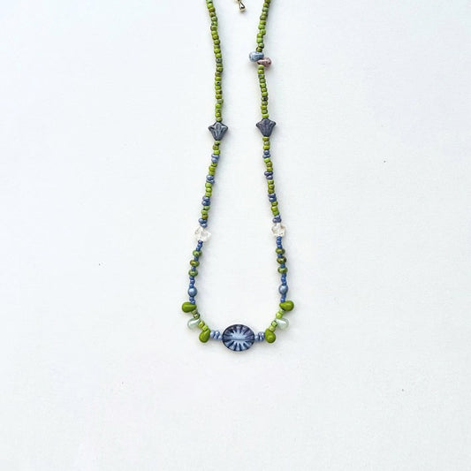 Collier fait main de perles tchèques inspirées de la forêt marron-vert