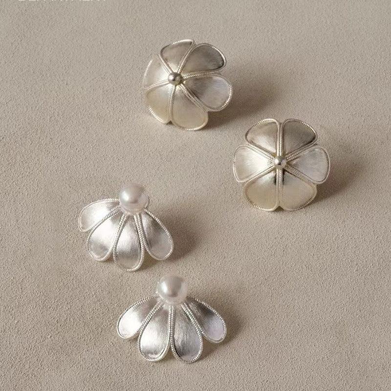 Simple Single Layer Daisy Earrings - Jewelry de Corner