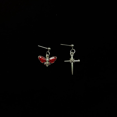 Pendientes vintage asimétricos con cruz de insectos