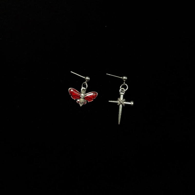 Pendientes vintage asimétricos con cruz de insectos