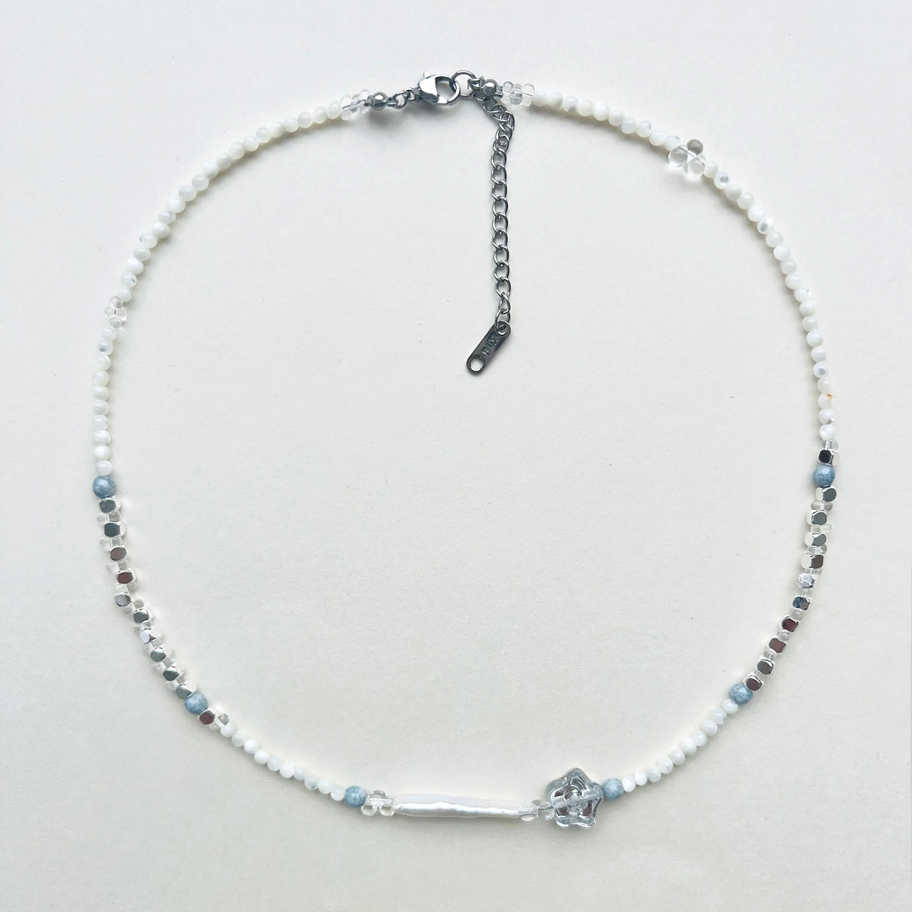 Handgemachte Halskette mit frischen Blumen in Wasserfarbe