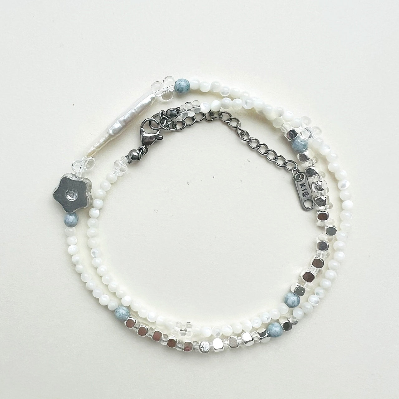 Handgemachte Halskette mit frischen Blumen in Wasserfarbe