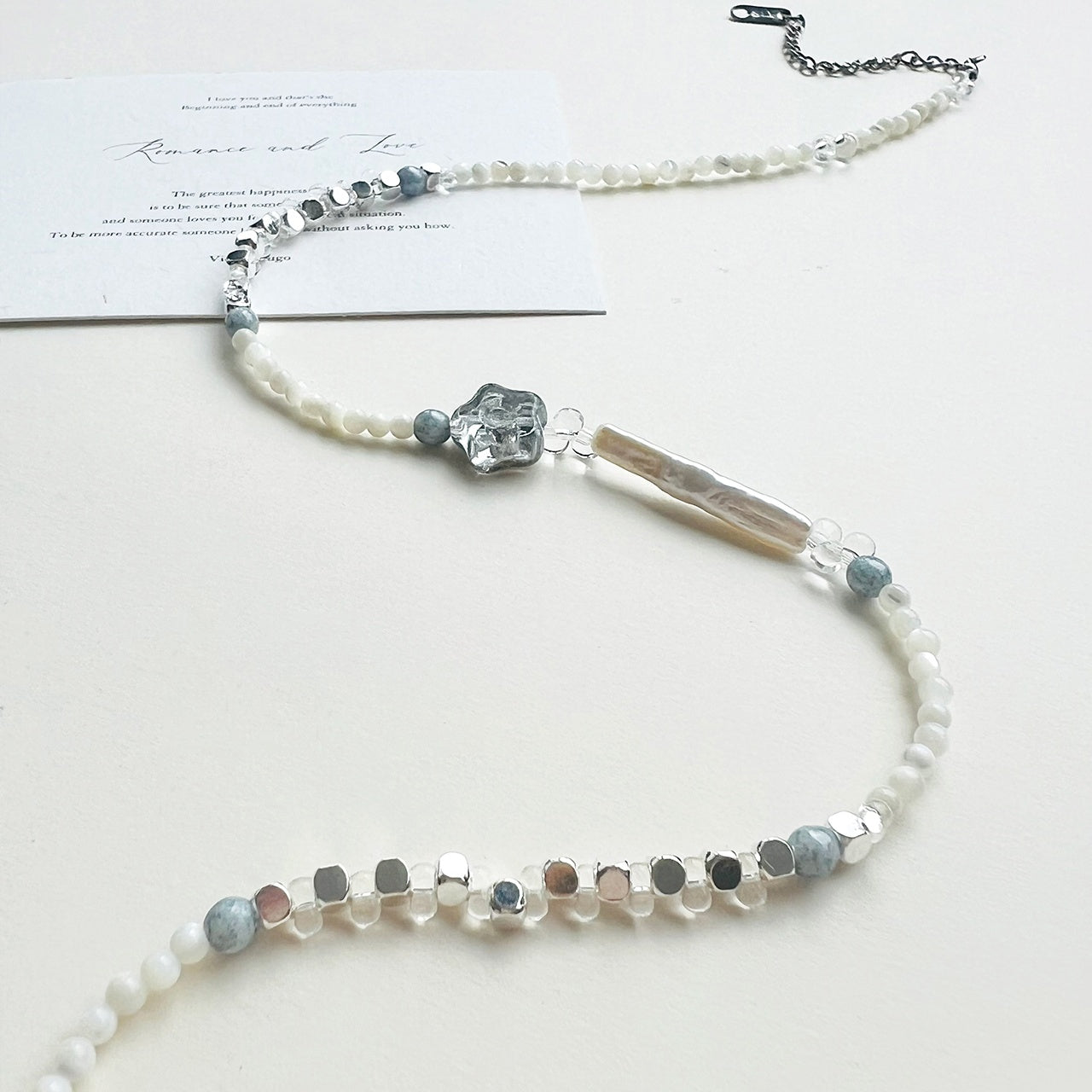 Handgemachte Halskette mit frischen Blumen in Wasserfarbe