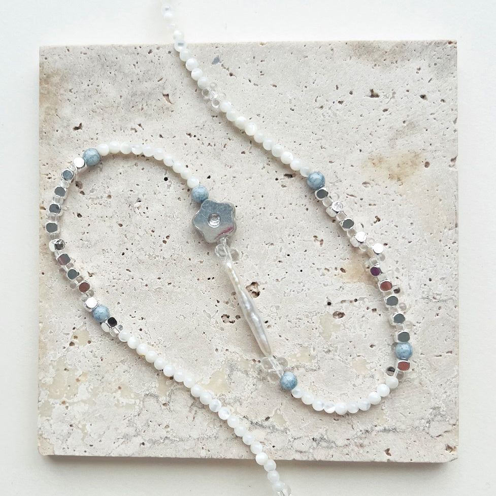 Handgemachte Halskette mit frischen Blumen in Wasserfarbe