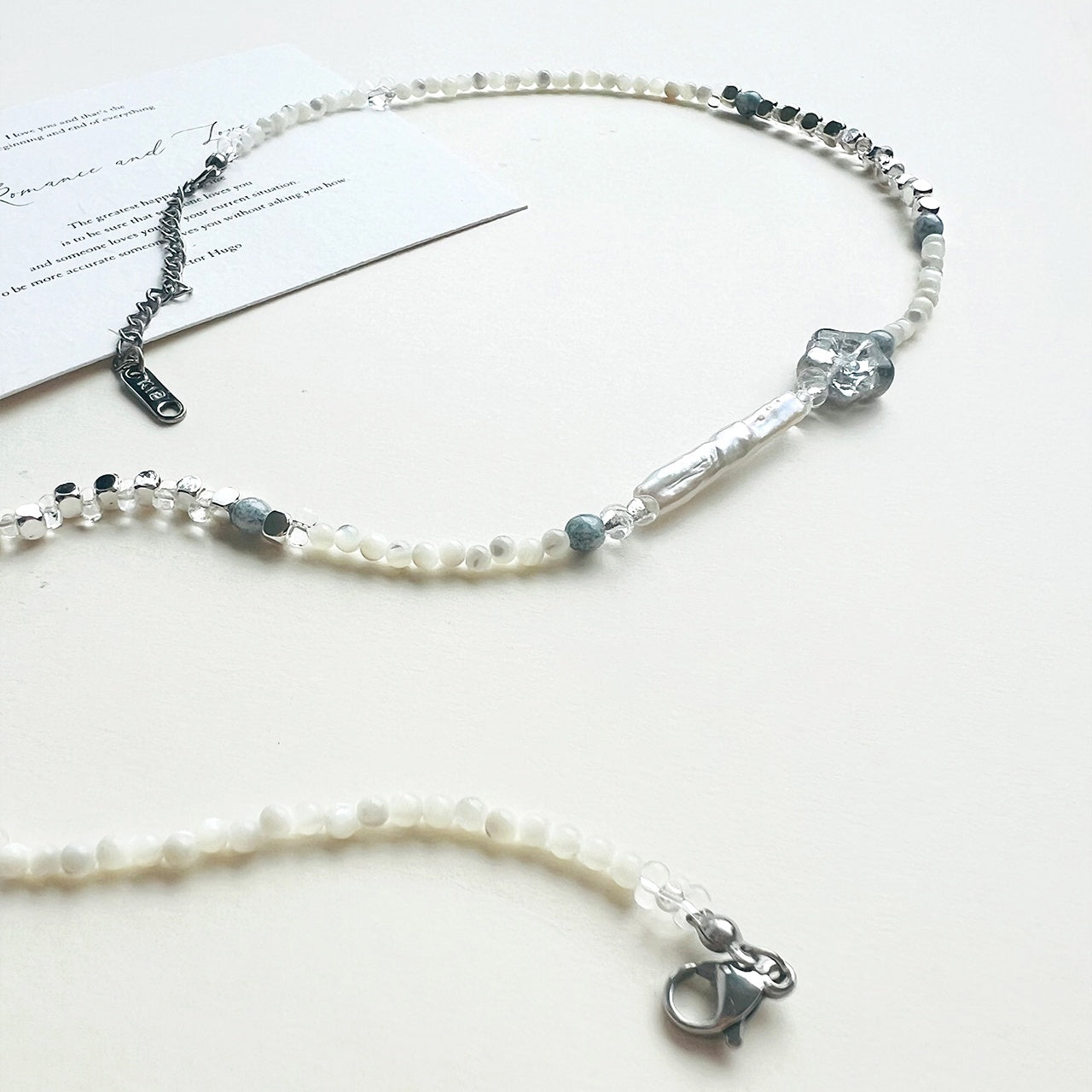 Handgemachte Halskette mit frischen Blumen in Wasserfarbe