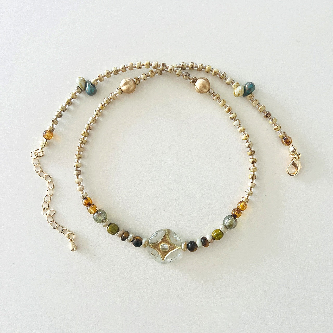 Collar vintage exquisito de cuentas checas hecho a mano