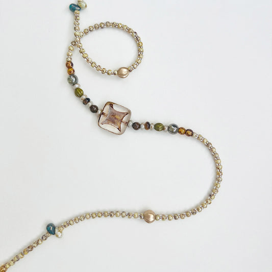 Collar vintage exquisito de cuentas checas hecho a mano