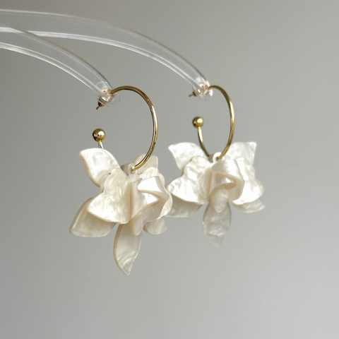 Pendientes elegantes de flores blancas