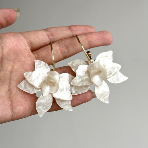 Pendientes elegantes de flores blancas