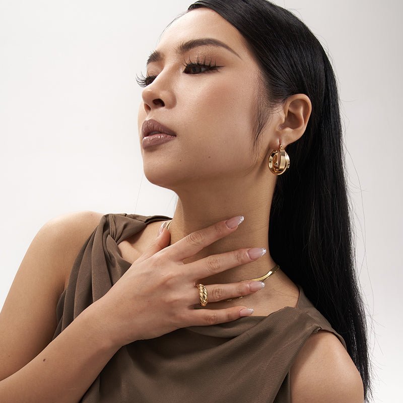 Close - Intersect Hoops Earrings - 18K Gold Plated - Jewelry de Corner