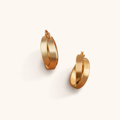Close - Intersect Hoops Earrings - 18K Gold Plated - Jewelry de Corner