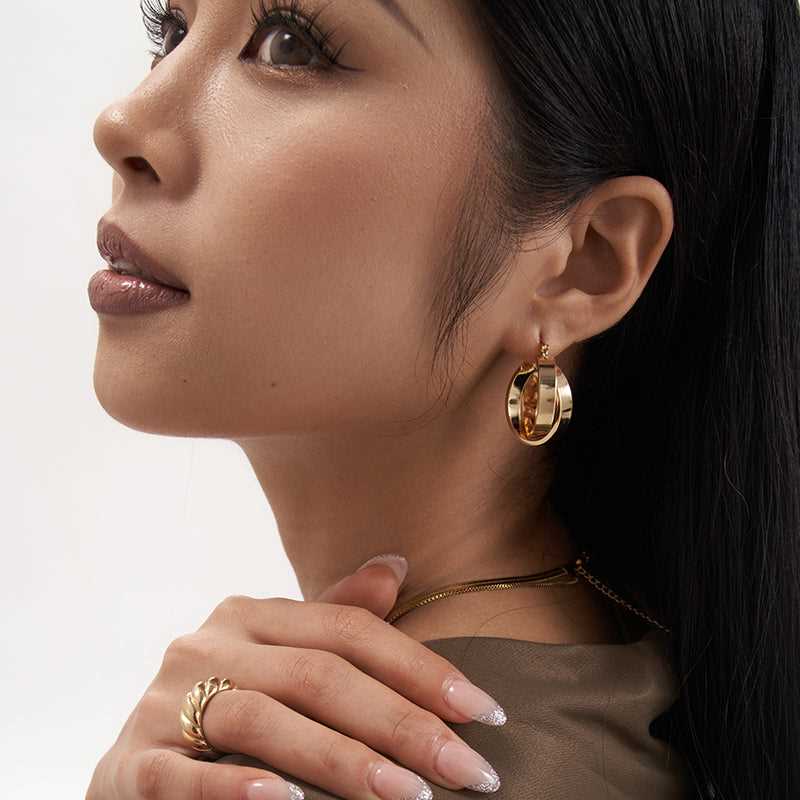 Close - Intersect Hoops Earrings - 18K Gold Plated - Jewelry de Corner