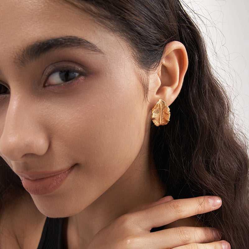 Feather Flying Hoops Earrings - 18K Gold Plated - Jewelry de Corner