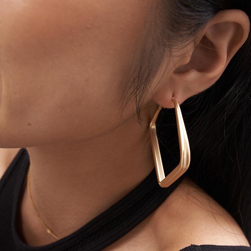 Gold Frame Swaying Hoops Earrings - 18K Gold Plated - Jewelry de Corner