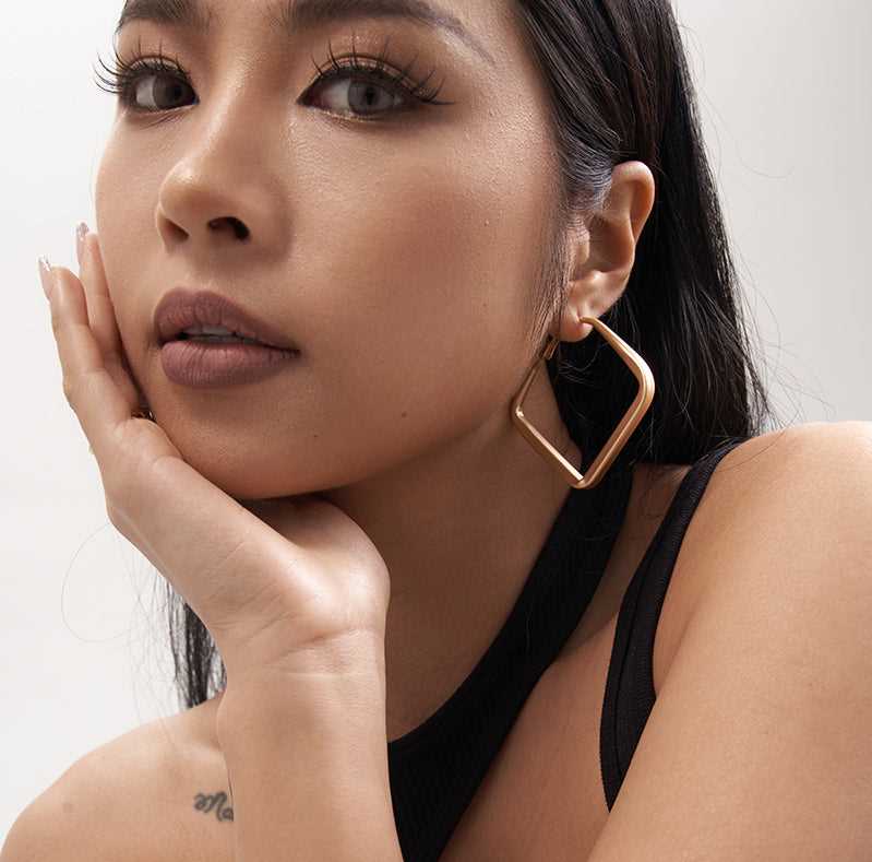 Gold Frame Swaying Hoops Earrings - 18K Gold Plated - Jewelry de Corner