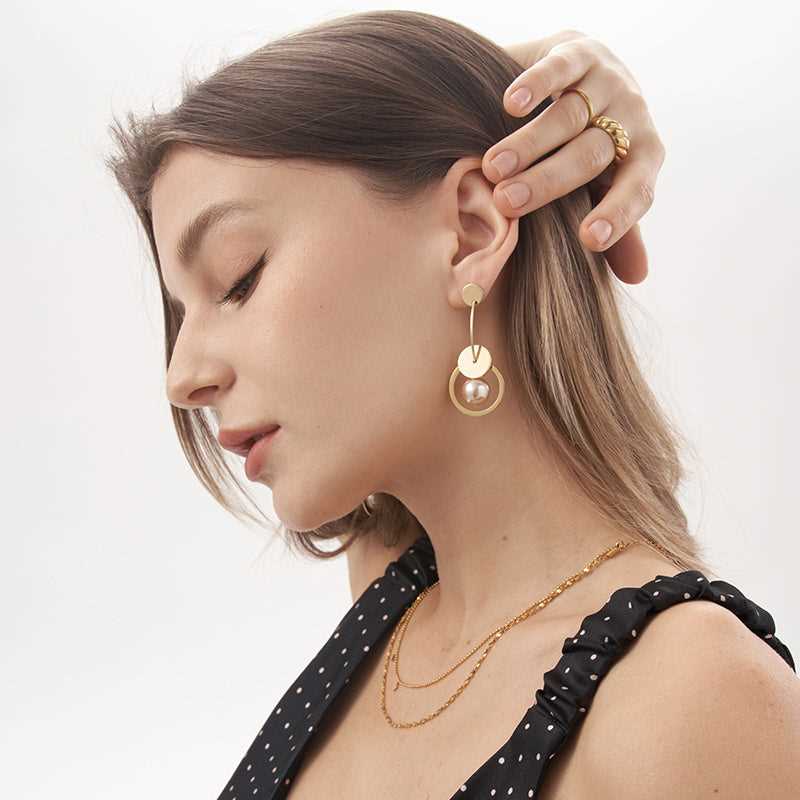 Hanging Pearl Drop Earrings - 18K Gold Plated - Jewelry de Corner