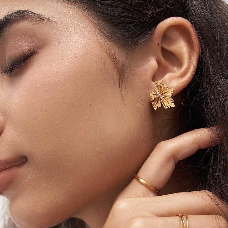 Kaede Love Studs Earrings - 18K Gold Plated - Jewelry de Corner