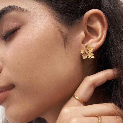 Kaede Love Studs Earrings - 18K Gold Plated - Jewelry de Corner