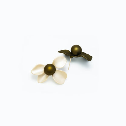 Mint Wavy Asymmetric Gardenia Earrings - Jewelry de Corner