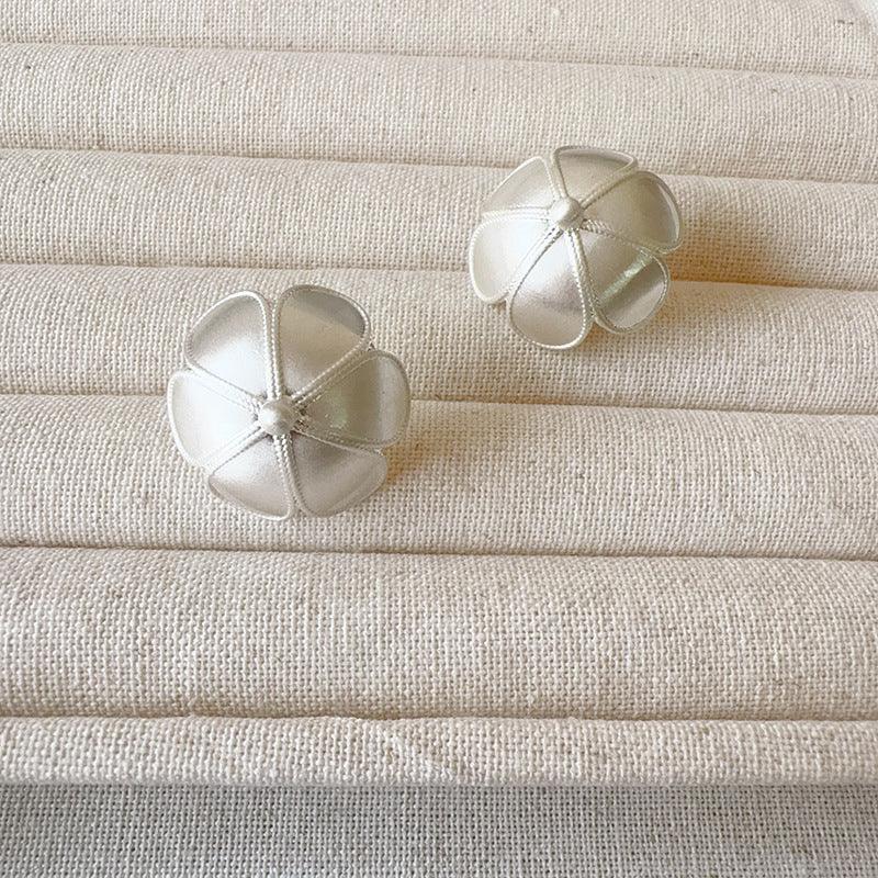 Simple Single Layer Daisy Earrings - Jewelry de Corner