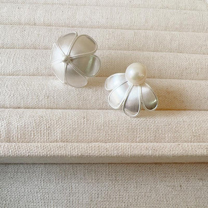 Simple Single Layer Daisy Earrings - Jewelry de Corner