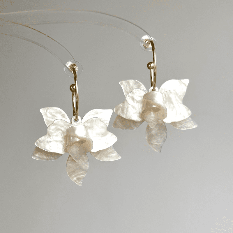 White Elegant Flower Earrings - Jewelry de Corner