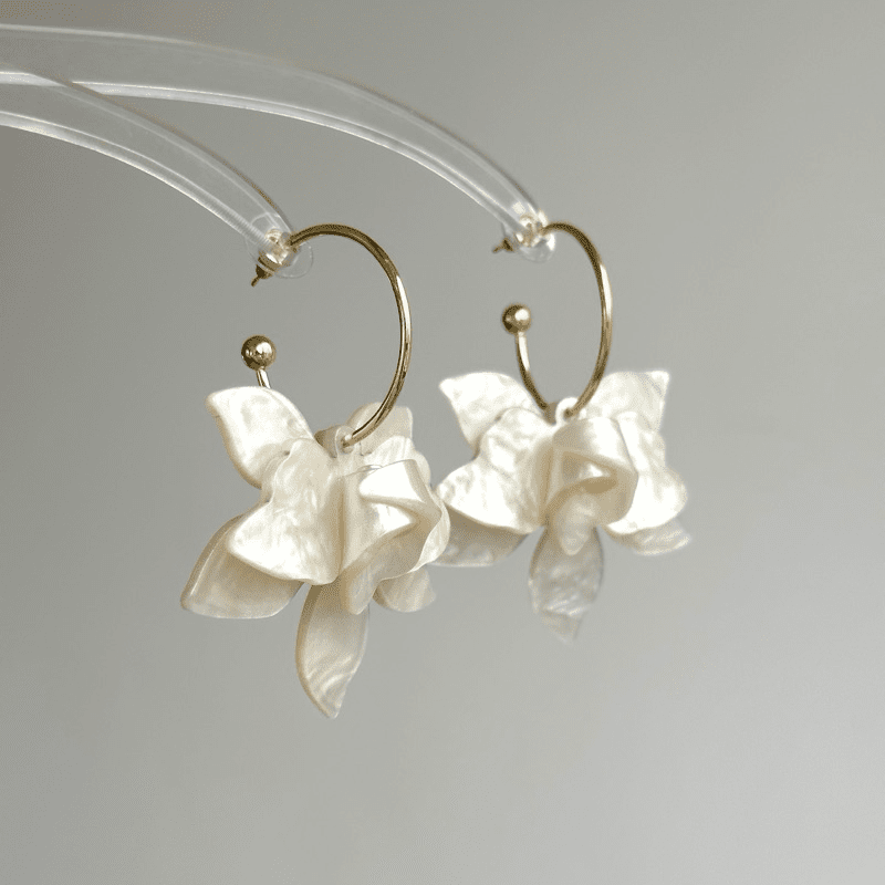 White Elegant Flower Earrings - Jewelry de Corner