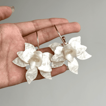 White Elegant Flower Earrings - Jewelry de Corner