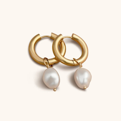 White Pearl Gold Studs Earrings - 18K Gold Plated - Jewelry de Corner